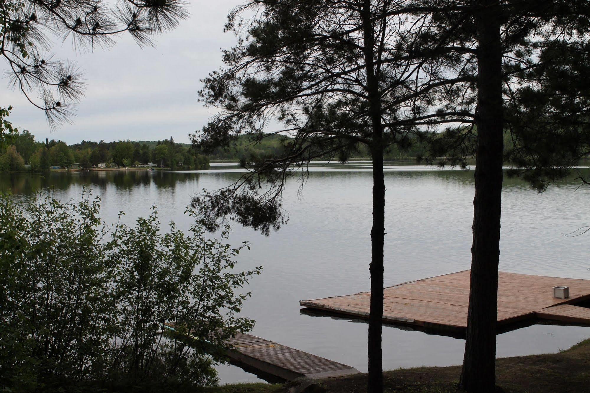 Algonquin'S Edge Resort Madawaska Экстерьер фото
